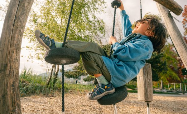 Big Kids' Newport H2  |  Magnet/Brilliant Blue